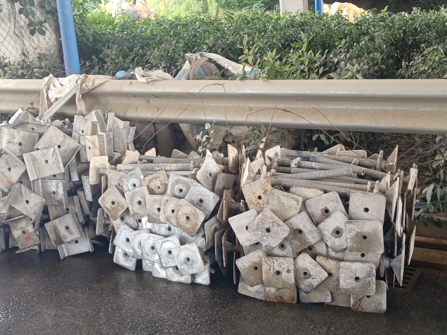 Hot dip galvanized steel scaffolding components with zinc coating